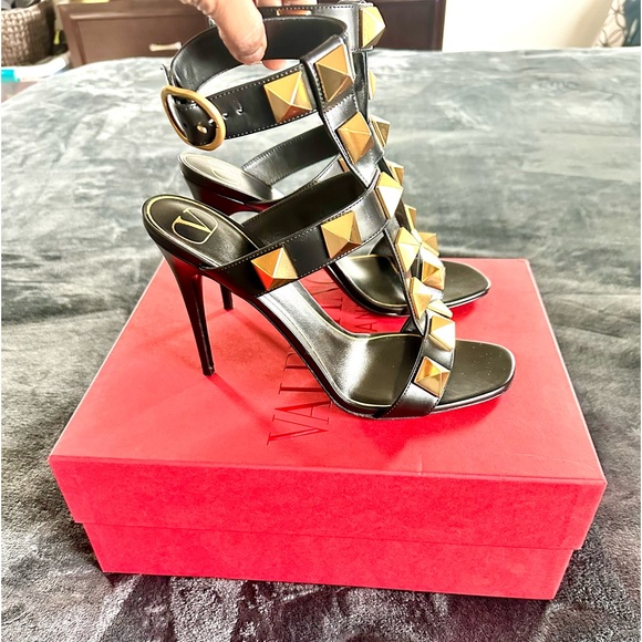 Valentino Garavani Roman Stud Calfskin Sandal. Excellent condition. Worn twice. - Picture 5 of 12